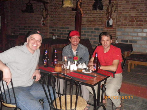 Ich mit Clemens und Pep beim Wirtn in Kathmandu
